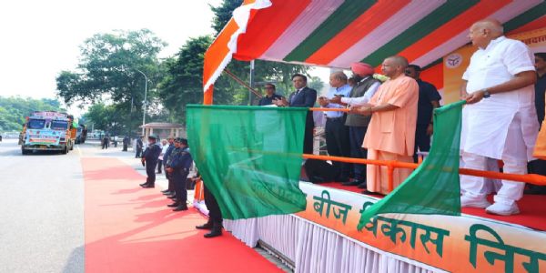 पंजाब के लिए 1000 कुंतल गेहूं बीज वाहनाें काे हरी झण्डी दिखाते सीएम योगी