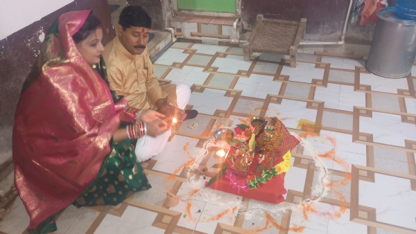 घरों में मां लक्ष्मी और गणेश जी की पूजा अर्चना करते हुए