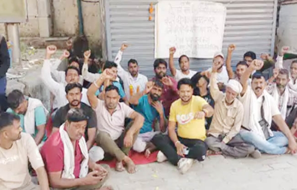 सोनीपत सफाई धरने पर बैठे हुए