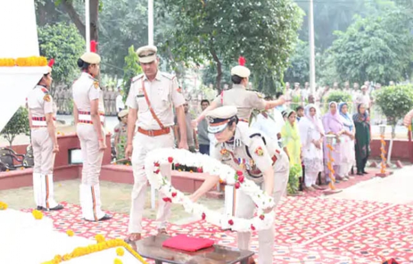 21 Snp-2 सोनीपत:शहीद परिवार को सम्मानित करते हुए पुलिस आयुक्त ममता सिंह।