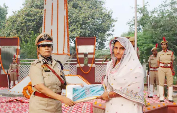 सोनीपत:शहीद परिवार को सम्मानित करते हुए पुलिस आयुक्त ममता सिंह।
