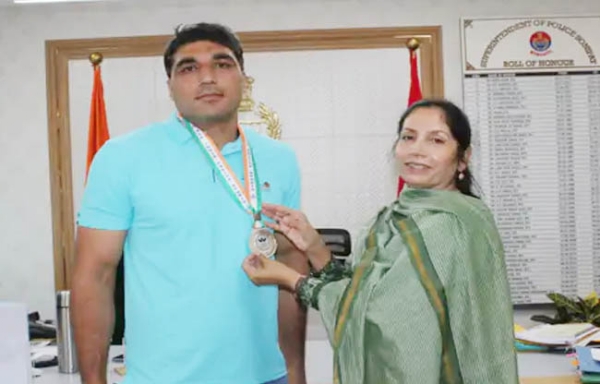 सोनीपत: पुलिस आयुक्त ममता सिंह पदक विजेता  पहलवान एएसआई विपिन को सम्मानित करते हुए
