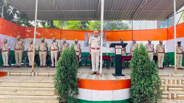 शहीदों को श्रद्धांजलि अर्पित करते एसपी