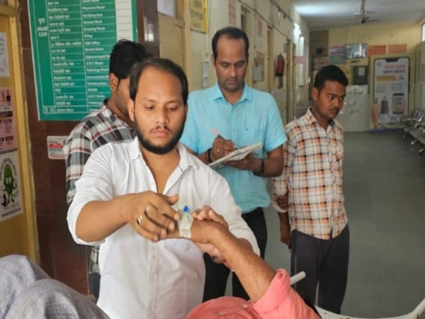 अस्पताल मे   घायल