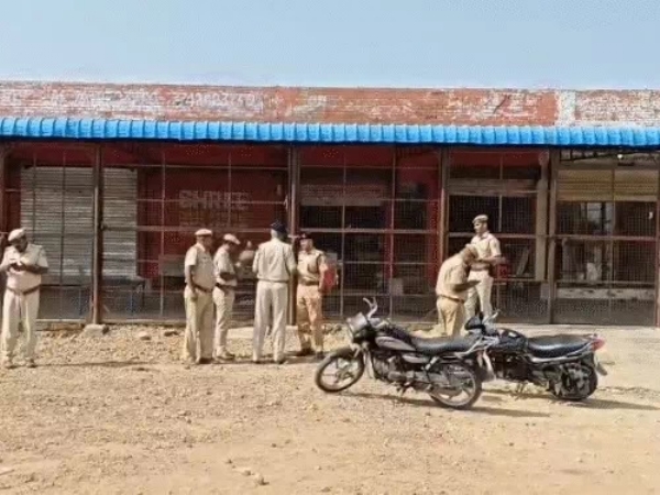 जांच करती पुलिस।