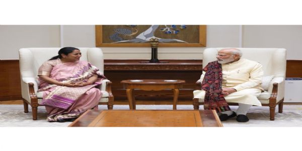 मुख्यमंत्री रेखा गुप्ता प्रधानमंत्री मोदी को दिवाली की शुभकामनाएं देते हुए।