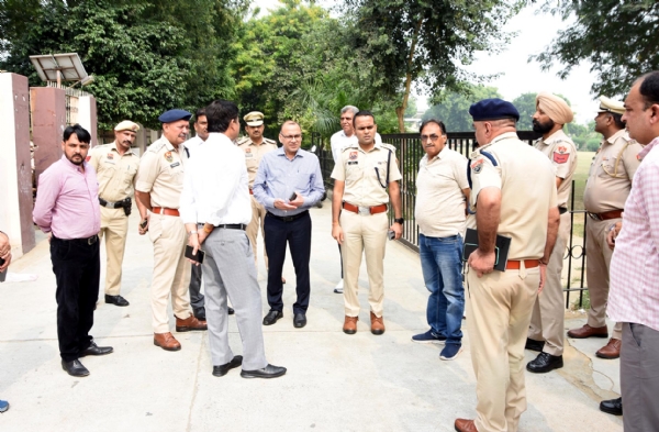 फतेहाबाद। सीएम के प्रस्तावित दौरा कार्यक्रम को लेकर शहर में निरीक्षण करते उपायुक्त डॉ. विवेक भारती।