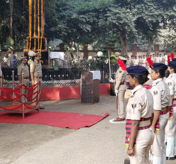 संबोधित करते अतिथि