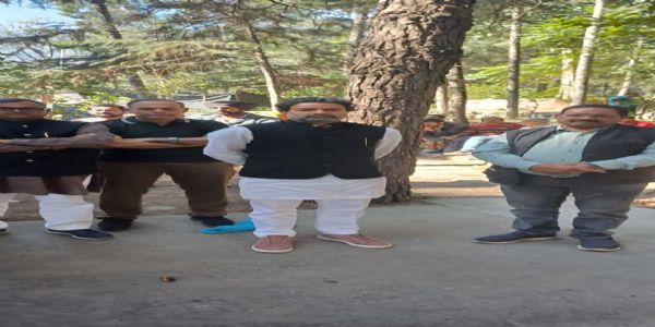 अंतिम यात्रा के दौरान मौजूद आईपीएल के अध्यक्ष अरूण धूमल और अन्य।