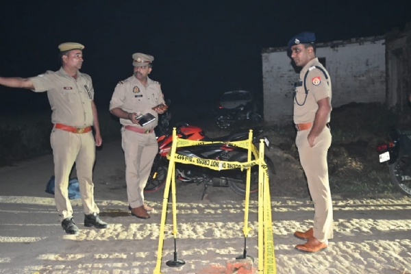 घटनास्थल का निरीक्षण करते एसपी