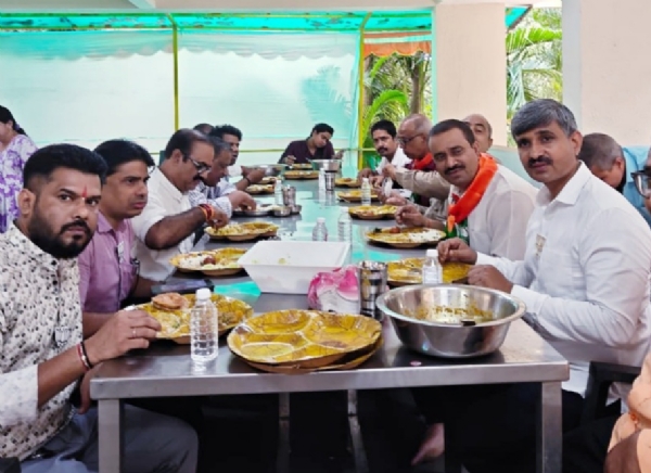 वृद्धाश्रम में दीपावली कार्यक्रम के दौरान भाजपा पदाधिकारी।
