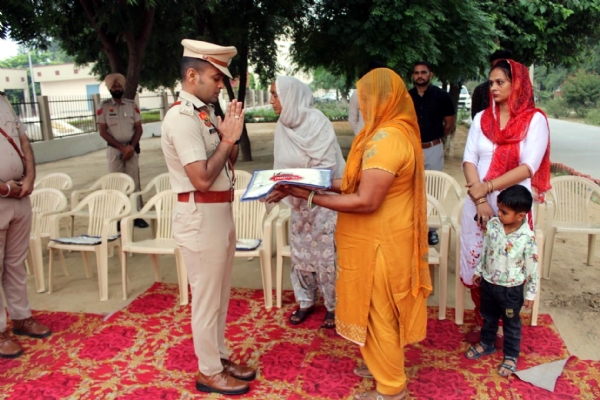फतेहाबाद। शहीद पुलिस कर्मियों के परिजनों को सम्मानित करते एसपी सिद्धांत जैन।