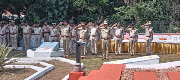 जमशेदपुर में पुलिस स्मृति दिवस पर शहीदों को श्रद्धांजलि
