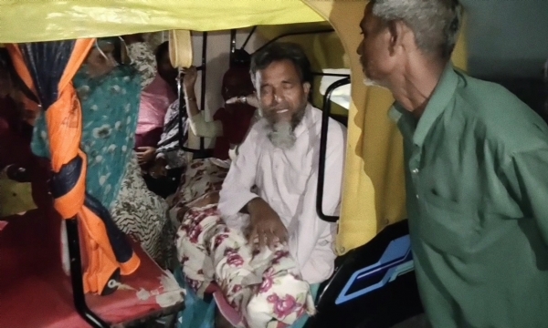 अररिया फोटो:अस्पताल में बच्चे को लेकर पहुंचे ग्रामीण