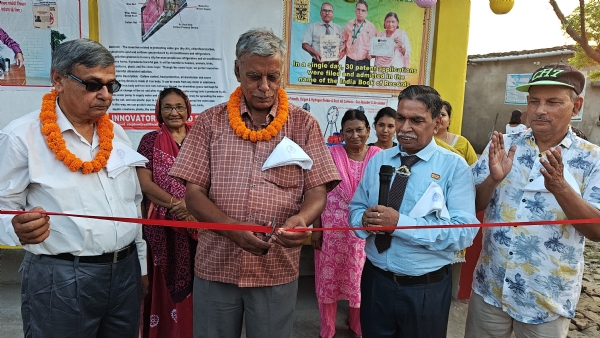 मधुमक्खी बचाने को लेकर कार्यक्रम का उद्घाटन करते अतिथि