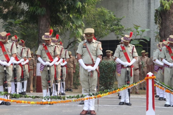डा भीमराव अम्बेडकर पुलिस अकादमी मुरादाबाद में   पुलिस स्मृति दिवस पर आयोजित कार्यक्रम में शहीद पुलिस कर्मियों को नमन करतेपुलिसकर्मी।।