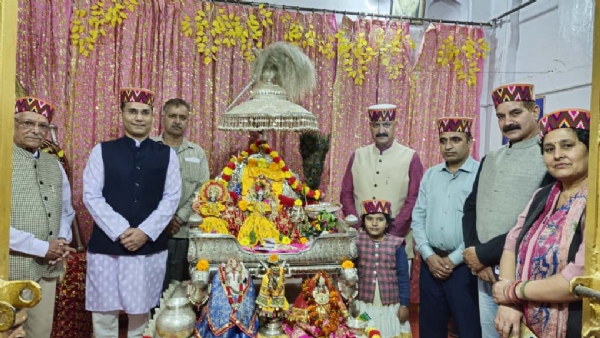 माधोराय के मंदिर में पूजा अर्चना करने के पश्चात महापौर व अन्य।
