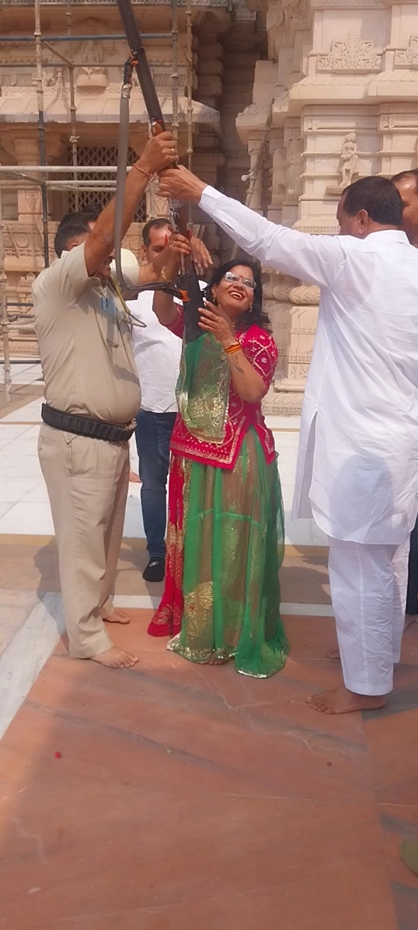 चित्तौड़गढ़ जिले के श्री सांवलियाजी मंदिर में दीपावली महोत्सव के दौरान फायर करते अतिरिक्त जिला कलक्टर।