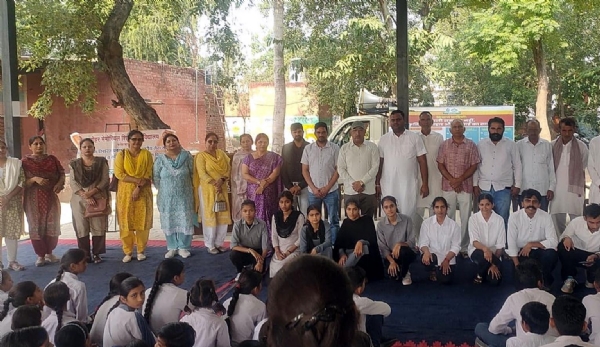 फतेहाबाद। गांव अयाल्की में ग्रामीणों को पराली न जलाने को लेकर जागरूक करते विद्यार्थी।
