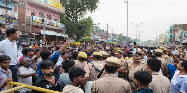 प्रयागराज में युवक की ईंट से कूचकर हत्या, चक्का जाम