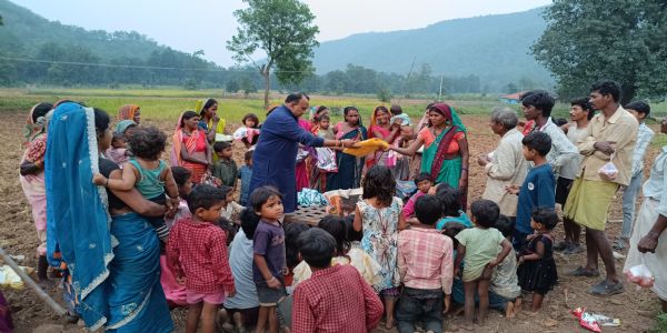 नरसिंहपुर : दुर्गम जनजातीय अंचलों में दीपोत्सव की उजास बिखेरते मुकेश बसेड़िया