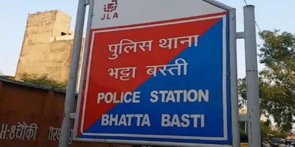 चूड़ी कारखाने के मालिक से प्रताडित होकर सात बच्चे भाग कर कब्रिस्तान में छिपे