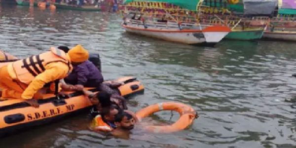 चित्रकूट में दीपावली मेले में मंदाकिनी नदी में डूबते दंपति को एसडीईआरएफ के जवानों ने बचाया