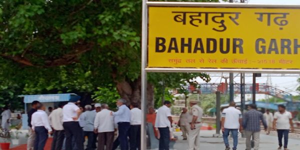 छठ पूजा पर पूर्वांचल जाने के लिए बस व ट्रेन हुई फुल
