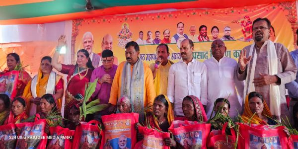 पांकी के 32 हजार छठव्रतियों में पूजा सामग्री वितरण कार्यक्रम का शुभारंभ