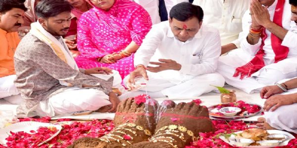 मप्रः उप मुख्यमंत्री देवड़ा ने लामगरी स्थित कमलमुनि चिन्मयानंद गौशाला में की गोवर्धन पूजा