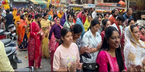 श्रीजी हवेली में गोवर्धन पूजा कर महिलाओं ने सामूहिक रूप से लगाई परिक्रमा