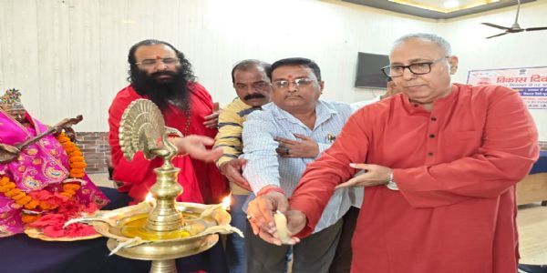 खुशियों का पर्व है दीपावली:  महंत रविंद्रपुरी