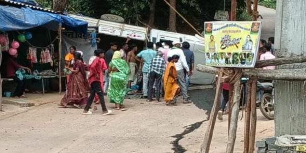 कोरबा : मां मड़वारानी मंदिर दर्शन के लिए जा रहे श्रद्धालुओं से भरी पिकअप पलटी, 10 वर्षीय बच्चे की हालत गंभीर
