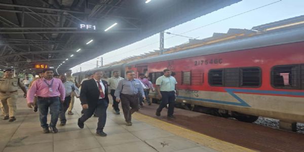 त्योहारों पर यात्रियों की सुविधा को लेकर खड़गपुर मंडल सक्रिय