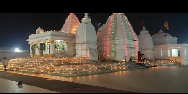 अनूपपुर: नर्मदा मंदिर में 5100 दीपों की जगमगाहट से आध्यात्मिकता और सांस्कृतिक उत्सव का अद्भुत संगम