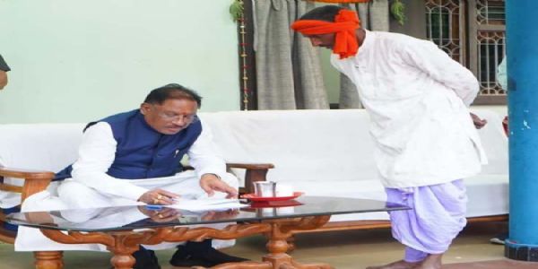 रायपुर : मुख्यमंत्री साय ने बगिया में सुनी आम जनता की समस्याएं