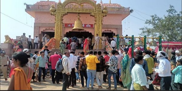 दतियाः मां पीतांबरा मंदिर में रात 12 बजे विशेष पूजा अर्चना में दूर-दूरे से पहुंचे लोग