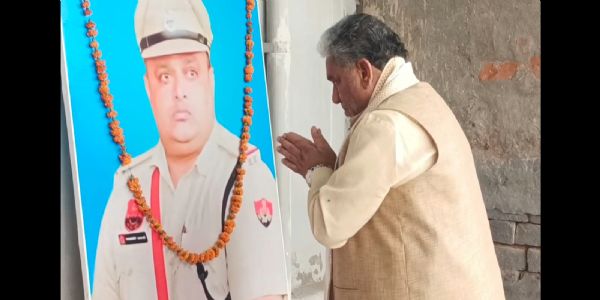 जींद : आत्महत्या करने वाले एएसआई के परिजनाें से मिले कैबिनेट मंत्री पंवार