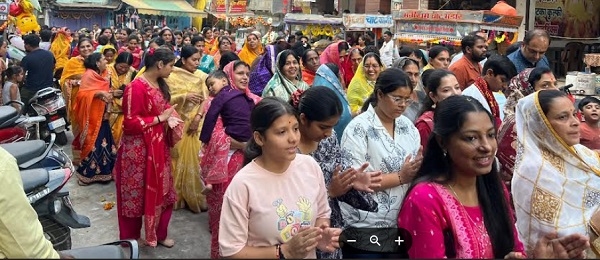 श्रीजी हवेली में गोवर्धन पूजा कर महिलाओं ने सामूहिक रूप से लगाई परिक्रमा