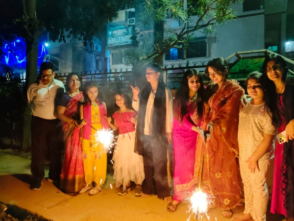 दीपावली पर आतिशबाजी फुलझड़ी छोड़तेलोग।