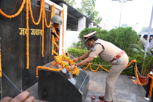 श्रद्धांजलि देते आईजी शैलेंद्र कुमार सिन्हा