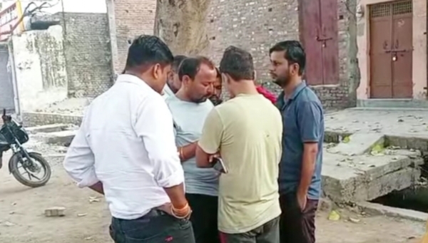घर पर मौजूद लोग
