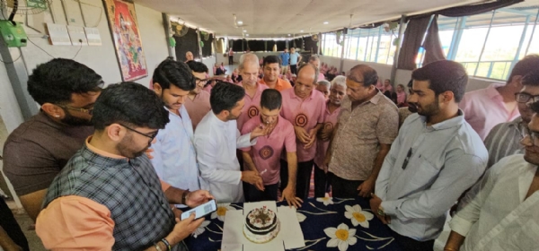 जिनके साथ त्यौहार मनाने के लिए कोई अपना नहीं उनके साथ अपना घर आश्रम पहुंच मनायी दीपावली