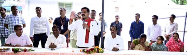 उपमुख्यमंत्री  विजय शर्मा ने  स्वच्छता दीदियों व कमांडो  काे संबाेधित करते हुए