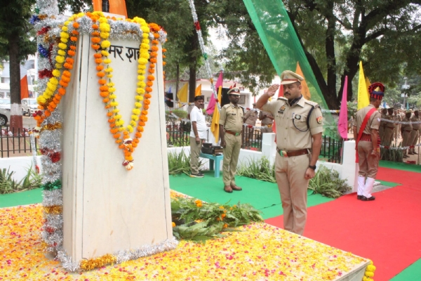 शहीदों को श्रद्धांजलि देते हुए डीआईजी