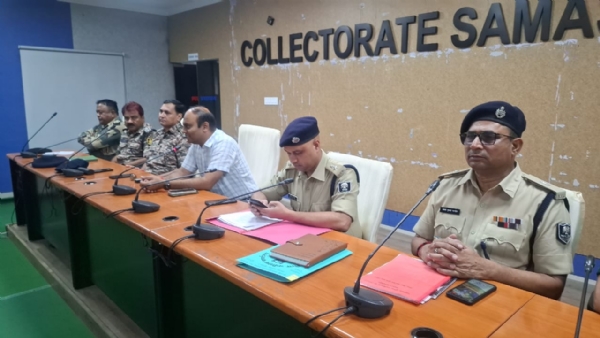 61 सीएपीएफ कंपनियों संग डीएम ने की सख्त समीक्षा