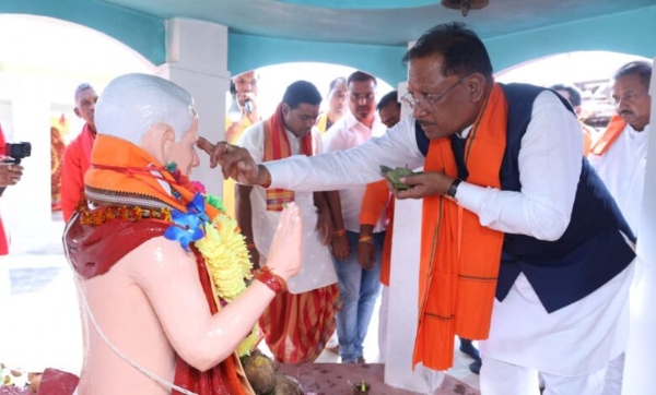 गुरू से आशीर्वाद लेते हुए मुख्यमंत्री विष्णुदेव साय