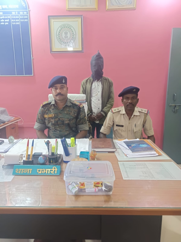 फोटो. गिरफ्तार आरोपी के संबंध में जानकारी देते थाना प्रभारी 