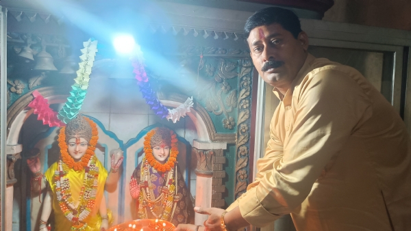 मंदिर में पूजन करते हुए