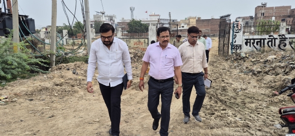 निरीक्षण करते जिलाधिकारी